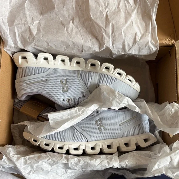 EUC on cloud 5 heather/fossil size 5.5 with original box and extra laces - Picture 15 of 16